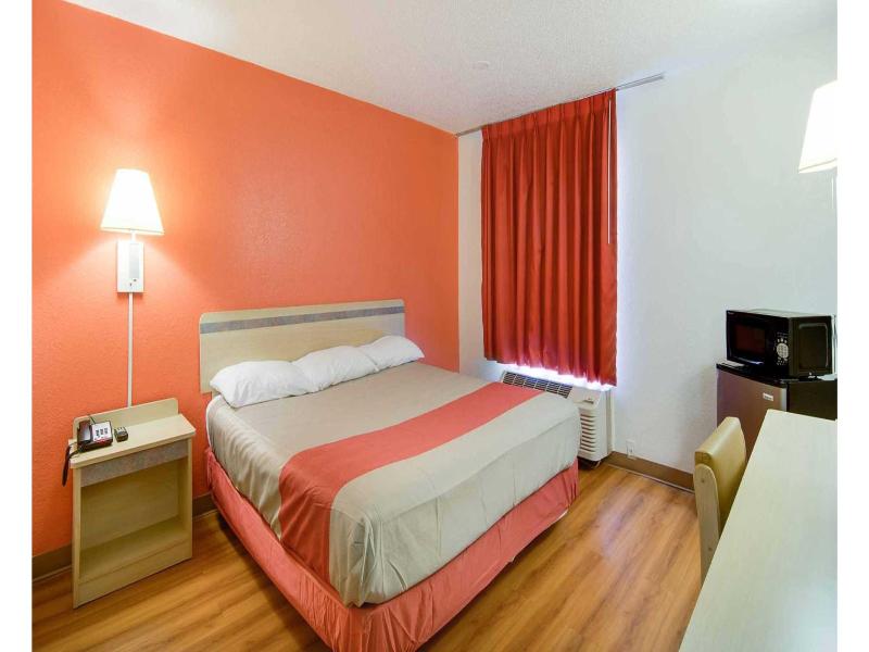 Motel 6 Waukegan, Il image