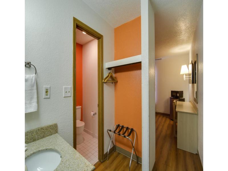 Motel 6 Waukegan, Il image