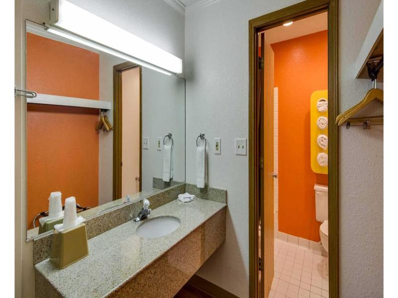 Motel 6 Waukegan, Il image