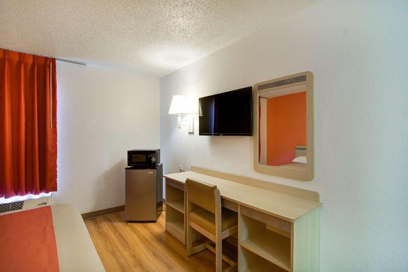 Motel 6 Waukegan, Il image