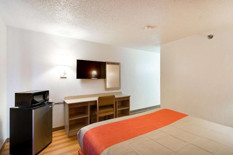 Motel 6 Waukegan, Il image