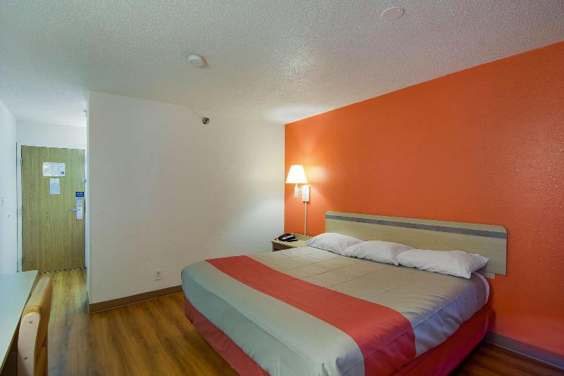 Motel 6 Waukegan, Il image
