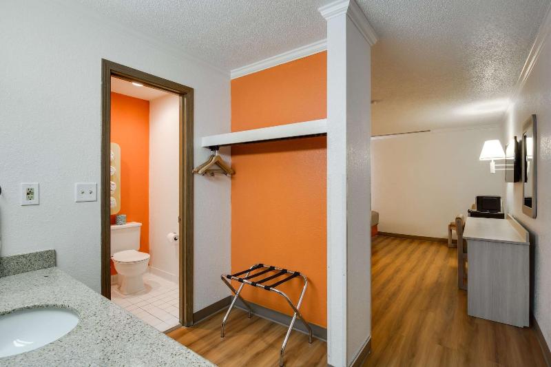 Motel 6 Waukegan, Il image