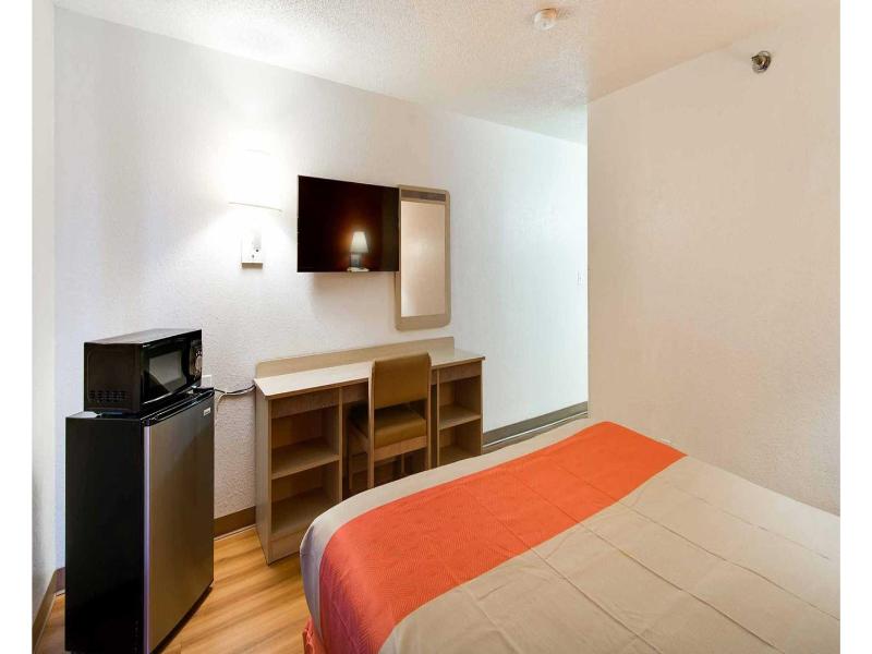 Motel 6 Waukegan, Il image