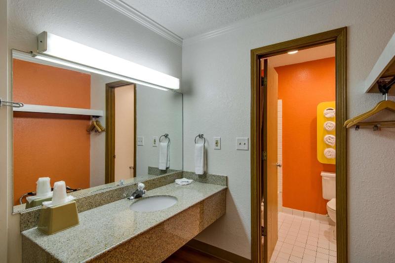 Motel 6 Waukegan, Il image