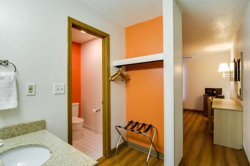 Motel 6 Waukegan, Il image