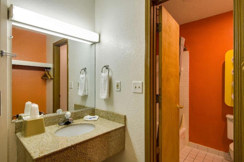 Motel 6 Waukegan, Il image
