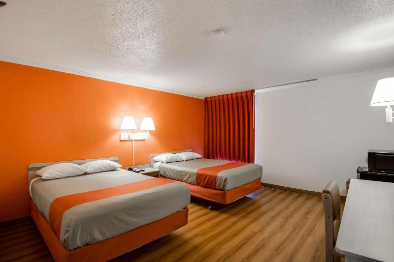 Motel 6 Waukegan, Il image
