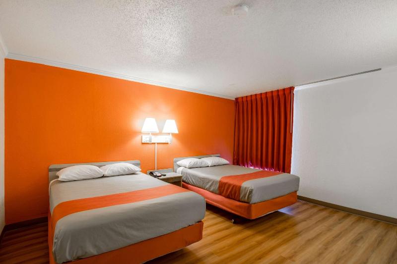 Motel 6 Waukegan, Il image