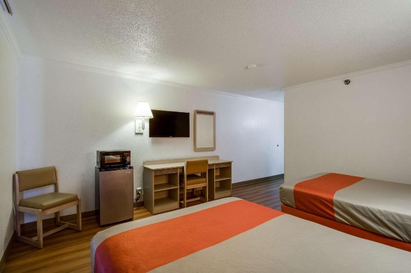 Motel 6 Waukegan, Il image