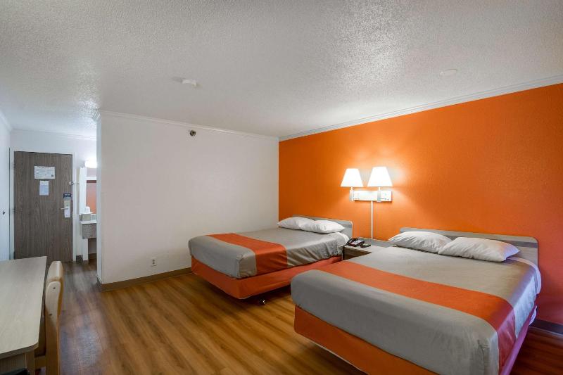 Motel 6 Waukegan, Il image