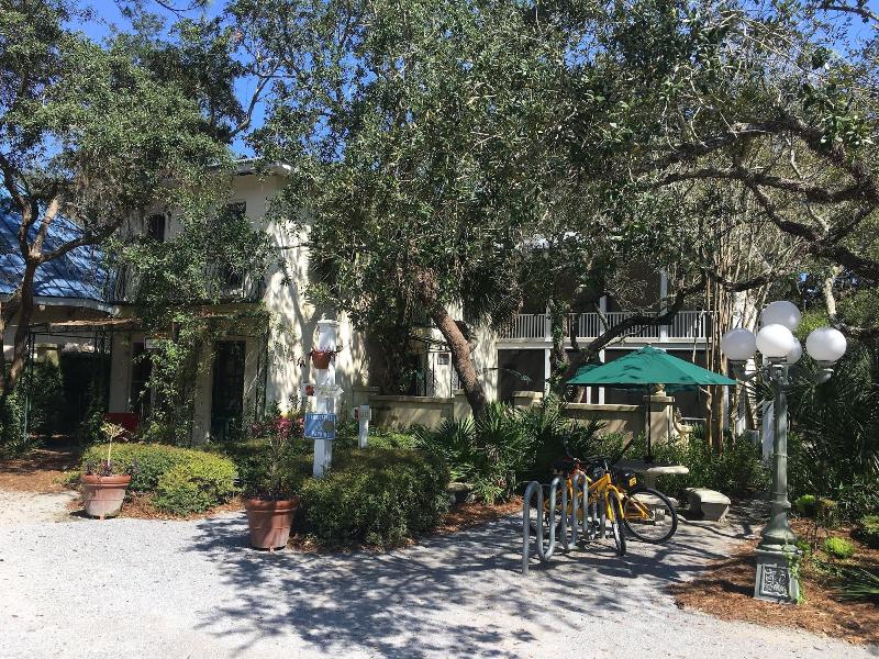 Hibiscus Coffee & Guesthouse image