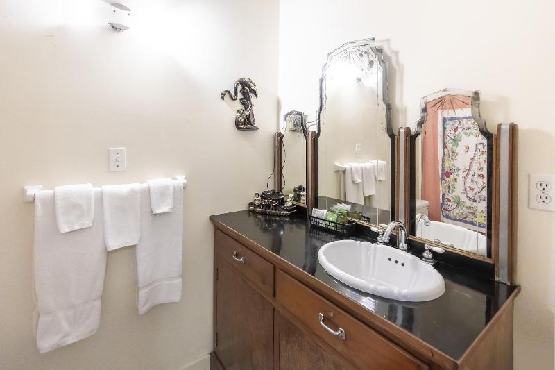 Hibiscus Coffee & Guesthouse image