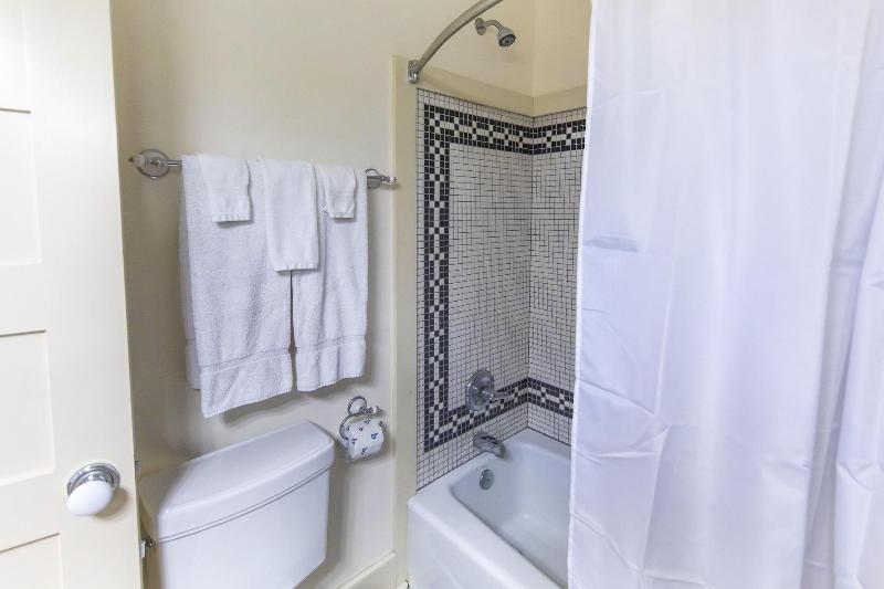 Hibiscus Coffee & Guesthouse image