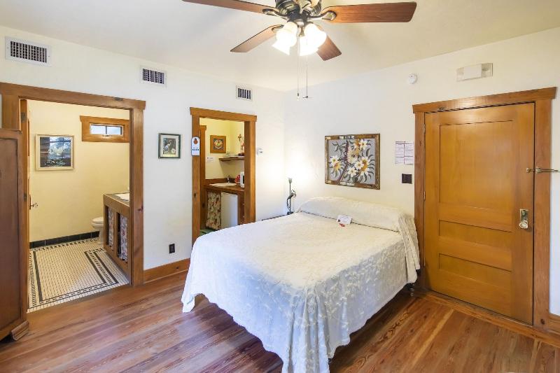 Hibiscus Coffee & Guesthouse image