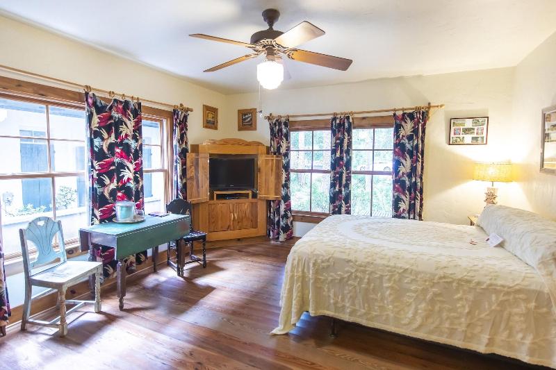 Hibiscus Coffee & Guesthouse image