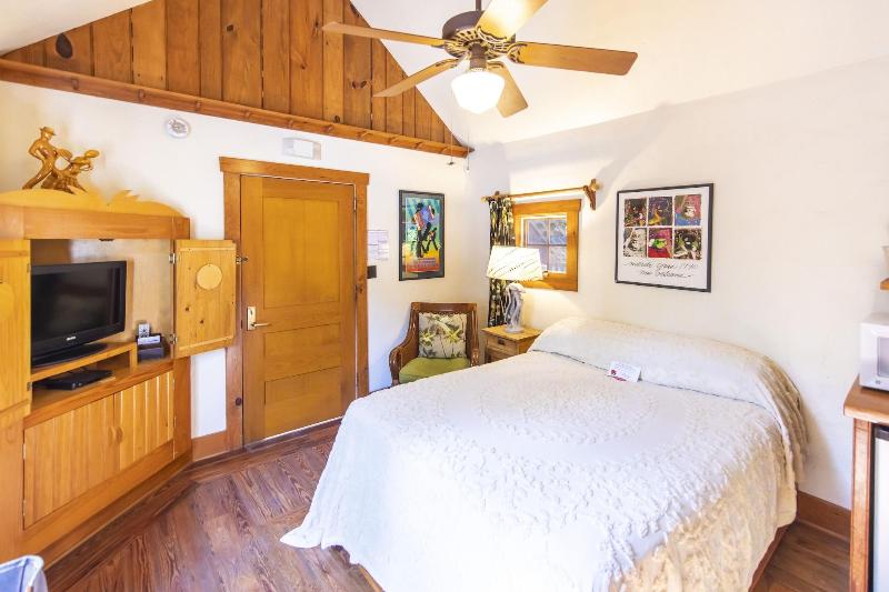 Hibiscus Coffee & Guesthouse image