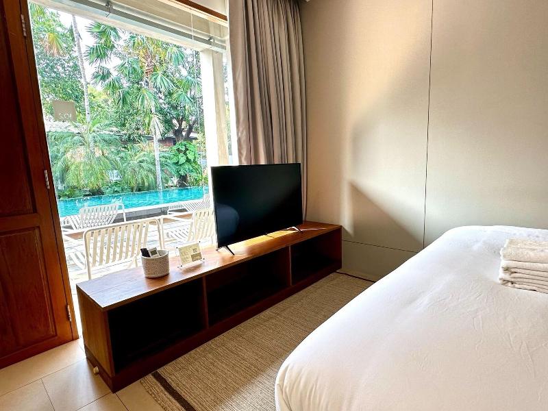 SUNKISS pool.bed.cafe image