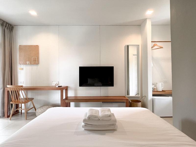 SUNKISS pool.bed.cafe image
