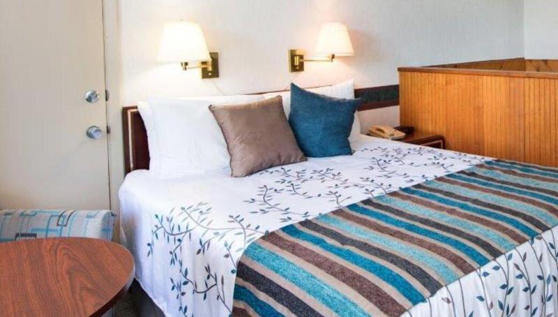 Highland Manor Inn image