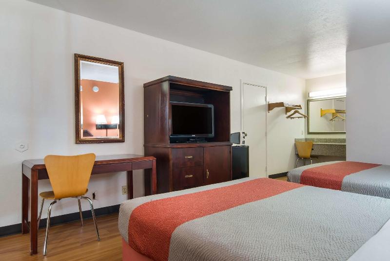 Motel 6 Atlanta, TX image