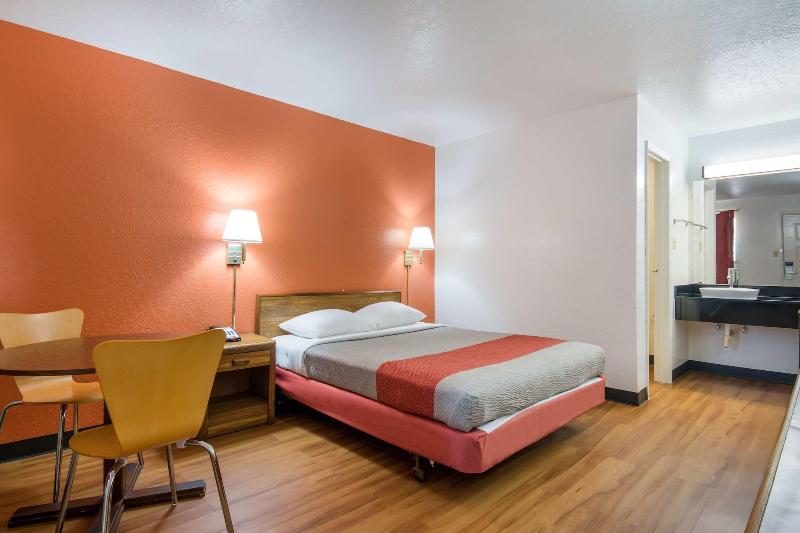 Motel 6 Atlanta, TX image