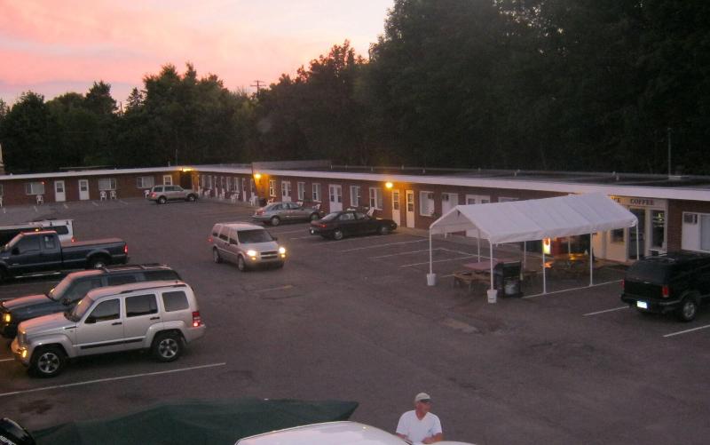Budget Host Crestview Inn image