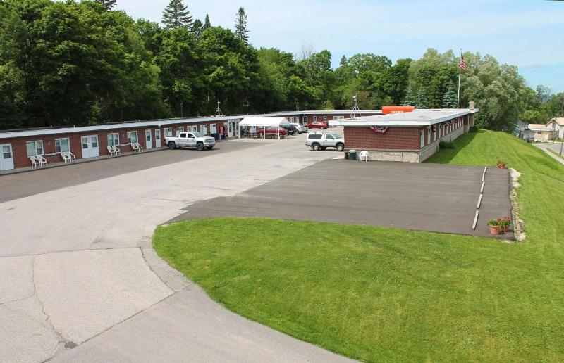 Budget Host Crestview Inn image