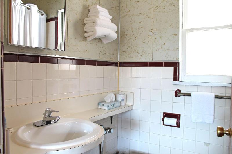 Budget Host Crestview Inn image