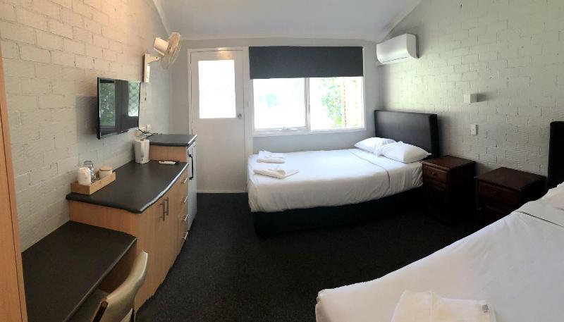 Bateau Bay Hotel image