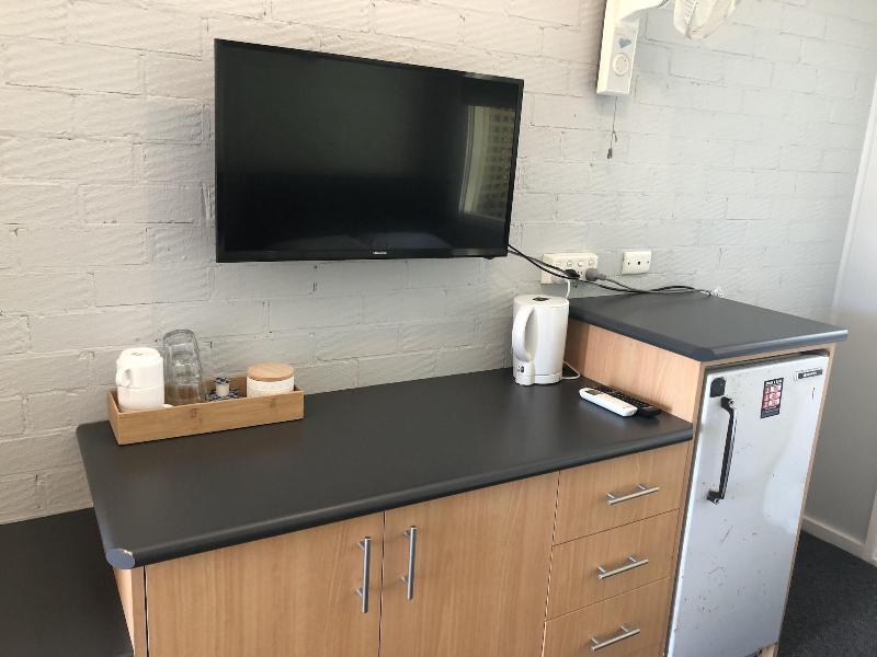 Bateau Bay Hotel image