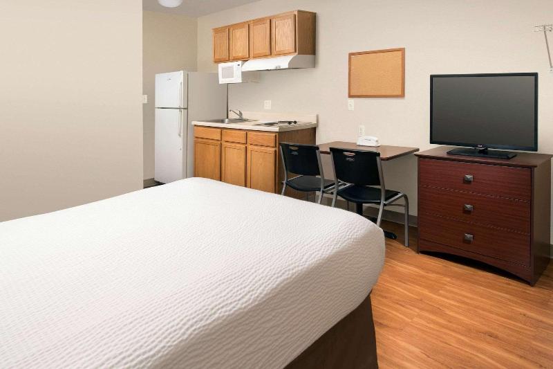 Woodspring Suites Kansas City Mission image
