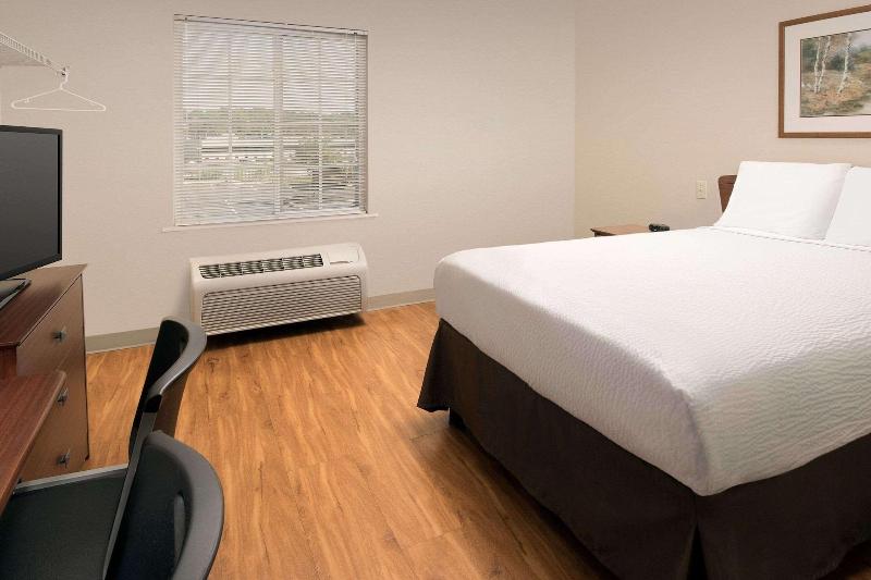 Woodspring Suites Kansas City Mission image
