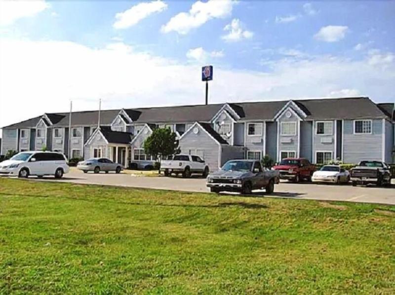 Motel 6 Mcalester, OK image