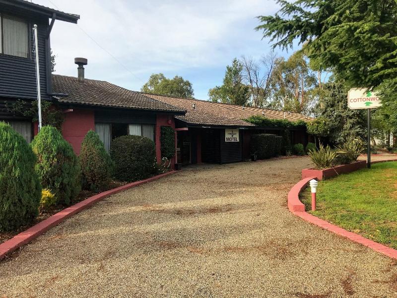 Cottonwood Lodge image