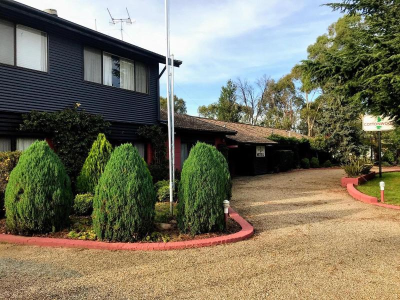 Cottonwood Lodge image