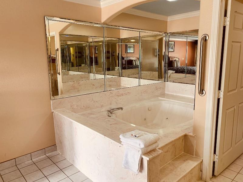 Luxury Inn & Suites Liberty image