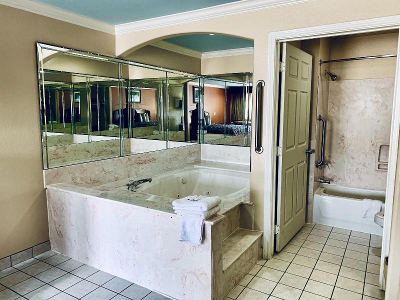 Luxury Inn & Suites Liberty image