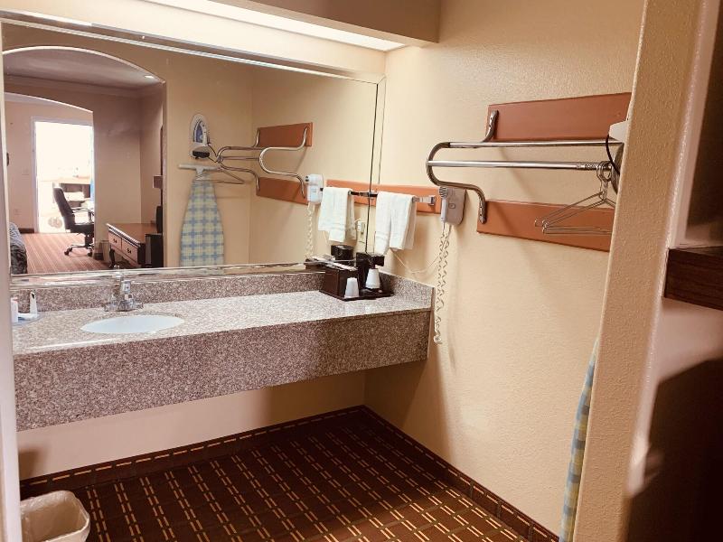 Luxury Inn & Suites Liberty image