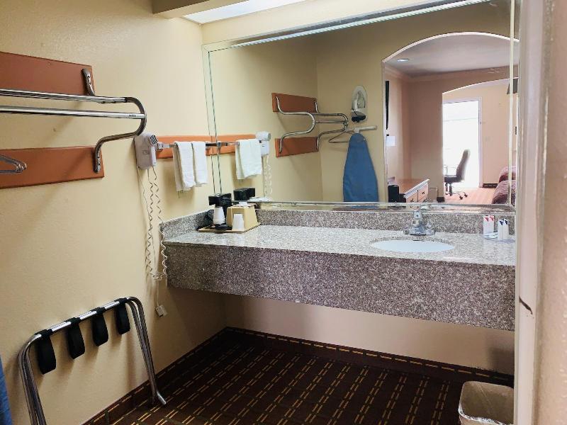 Luxury Inn & Suites Liberty image
