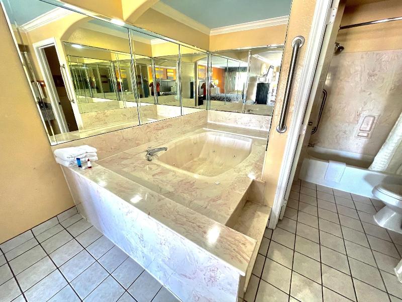 Luxury Inn & Suites Liberty image
