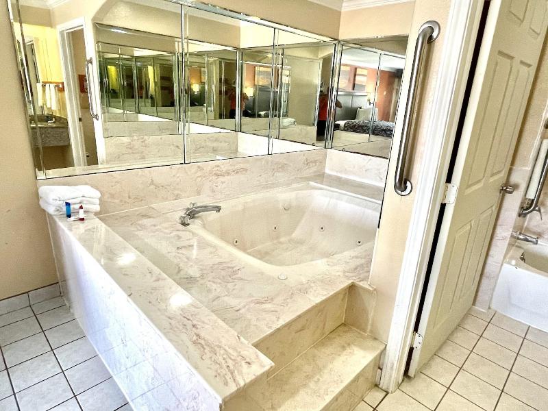 Luxury Inn & Suites Liberty image