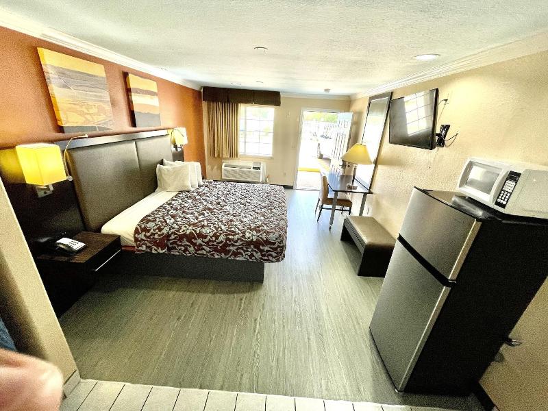 Luxury Inn & Suites Liberty image