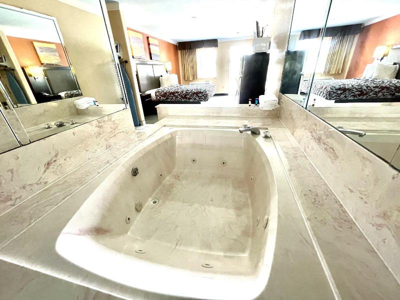 Luxury Inn & Suites Liberty image