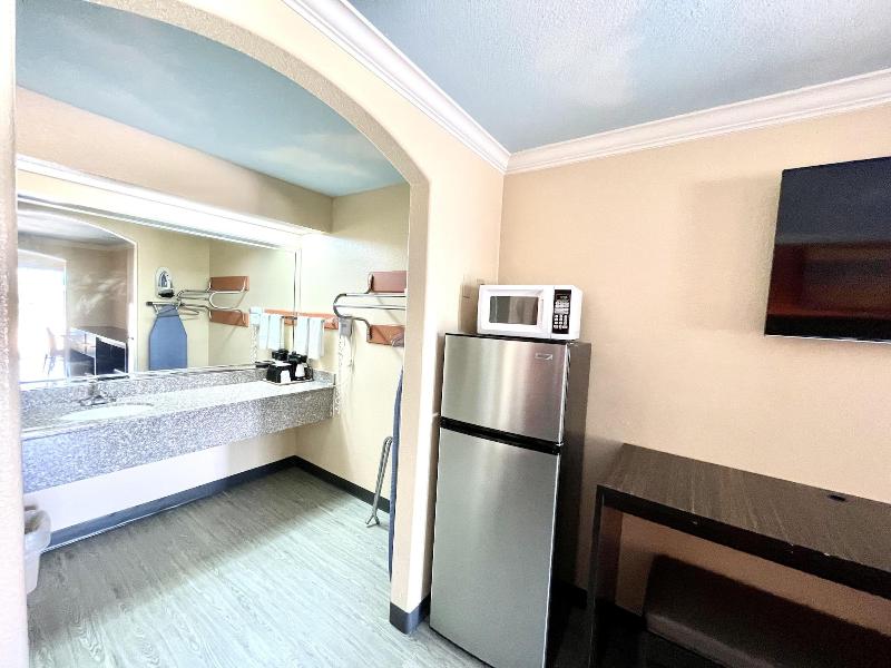 Luxury Inn & Suites Liberty image