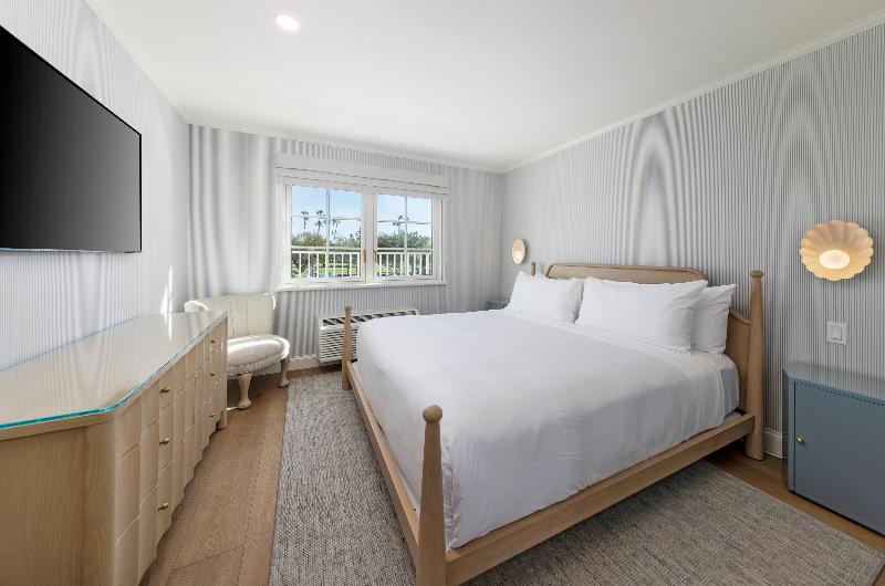 Bay Shores Peninsula Hotel image