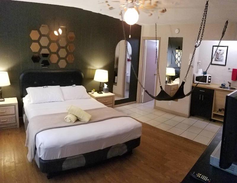 Inn Leather Guest House - Male Only LGBT image