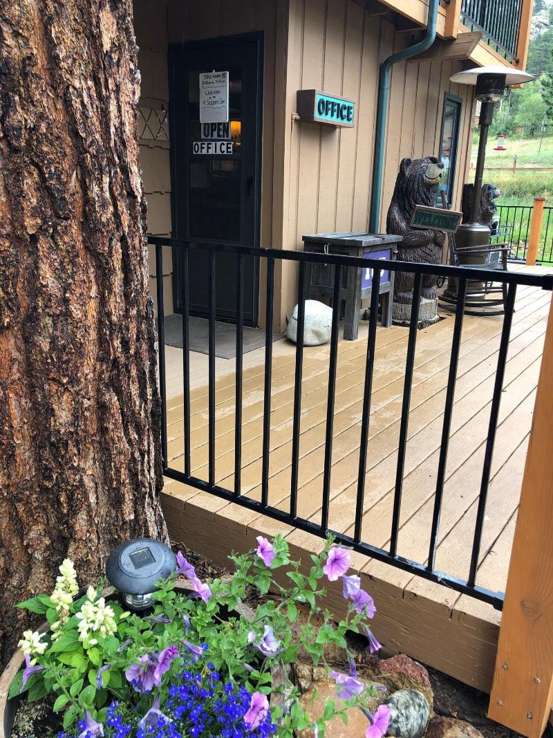 4 Seasons Inn On Fall River image