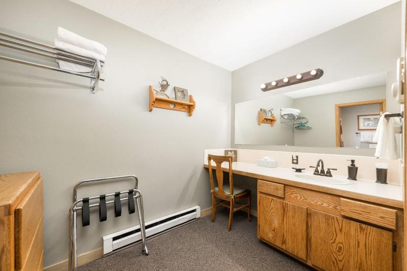 4 Seasons Inn On Fall River image