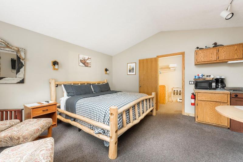 4 Seasons Inn On Fall River image